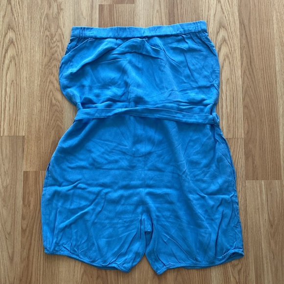 Tube style romper with belt and side pockets. - Picture 2 of 4